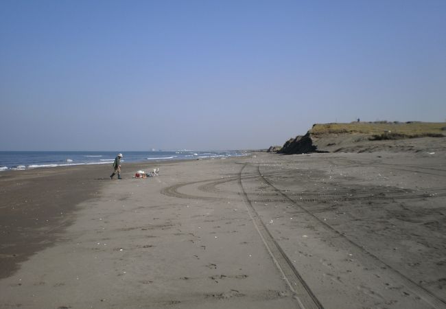 ドリームビーチ海の家紹介🏠マリンワールド小樽側の左から2番目のお店です😊 店主こだわりのスピーカーを持参🔈外装、音響ともにおしゃれな海の家です🏖 イチオシは辛味噌ラーメン🍜