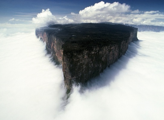 先住民が「神々の故郷」と呼んでいた、何百万年もの間隔離された「失われた世界」