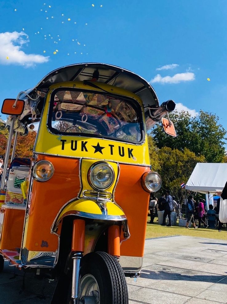 市内中心部の主要道路にトゥクトゥクのトゥクトゥク トライク タクシー ローカル転送島フィリピン