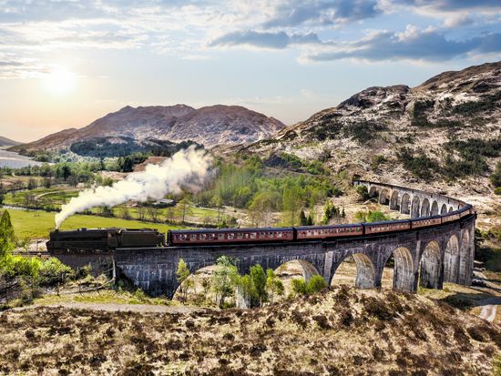 スコットランドの魔法の秋旅！ ジャコバイト号で絶景のなかを走ります🍂 @sekainoshasokara_tvasahi