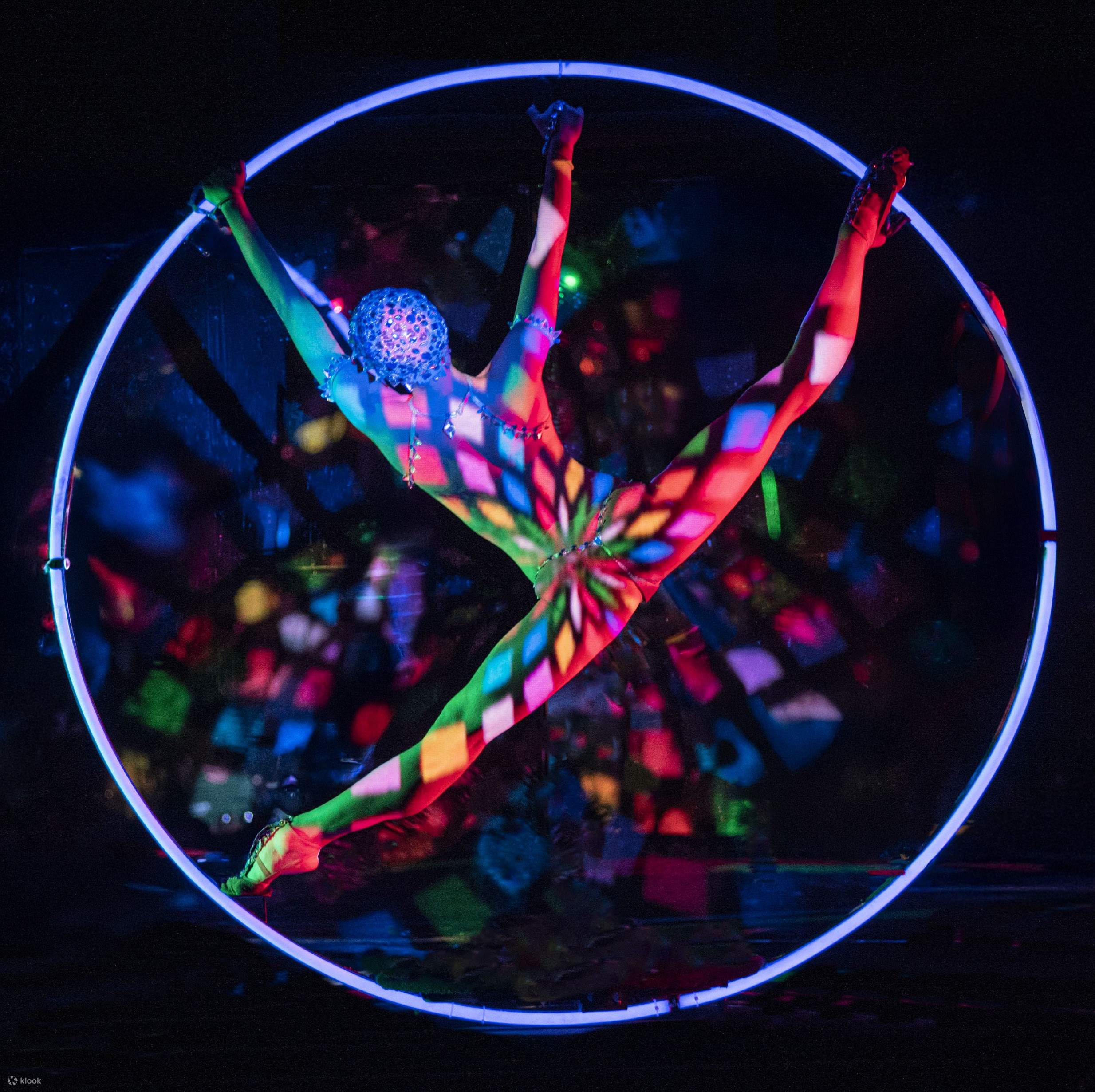 パリ観光 クレイジー・ホース完全ガイドセレブらも魅了される夜