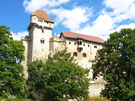 ドイツ旅行 リヒテンシュタイン城への行き方と魅力:中世な内部や歴史をご紹介 - タビチカ