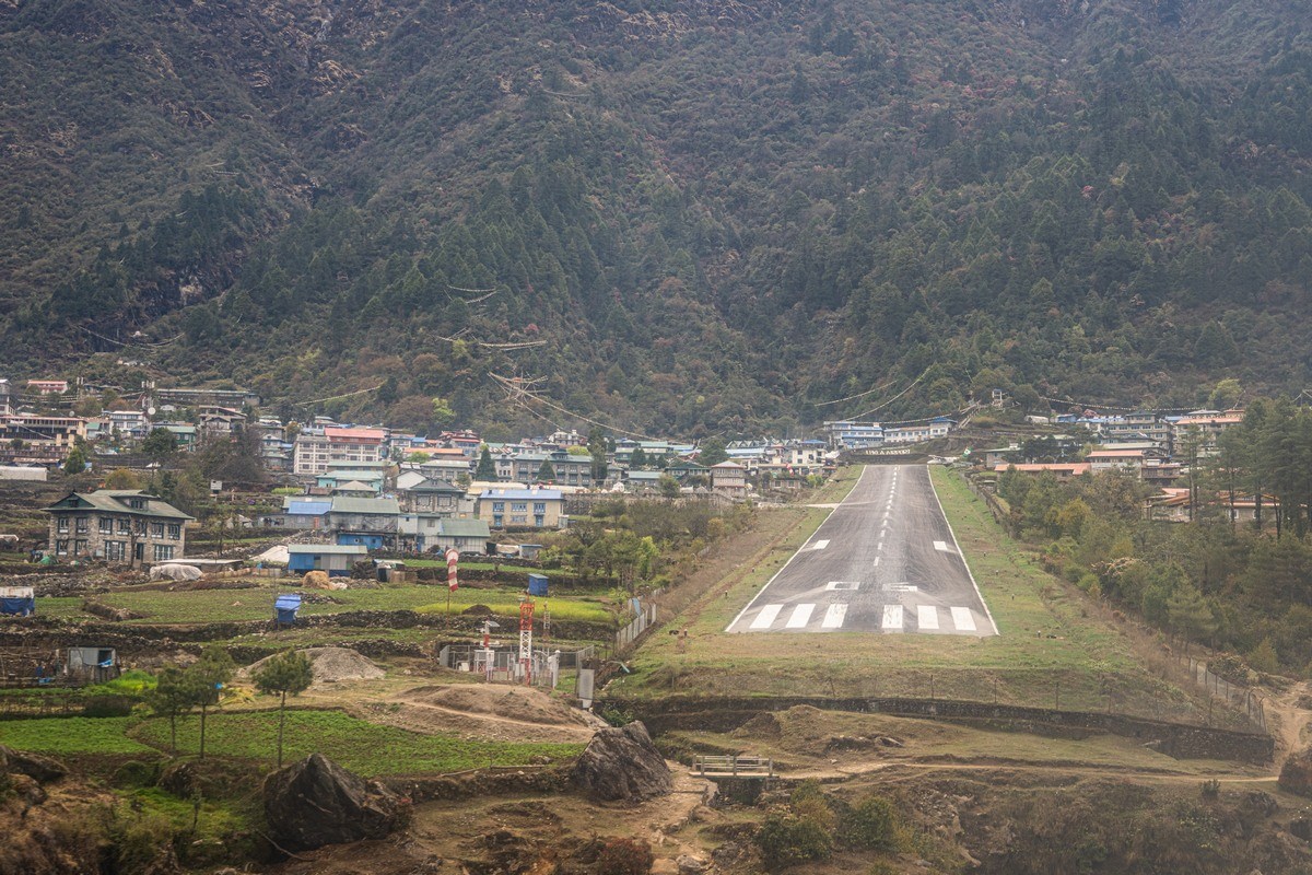 崖の上のテンジン・ヒラリー空港。パイロットの経験とテクニックと勘で着陸！2018年8月28日- エキサイトニュース