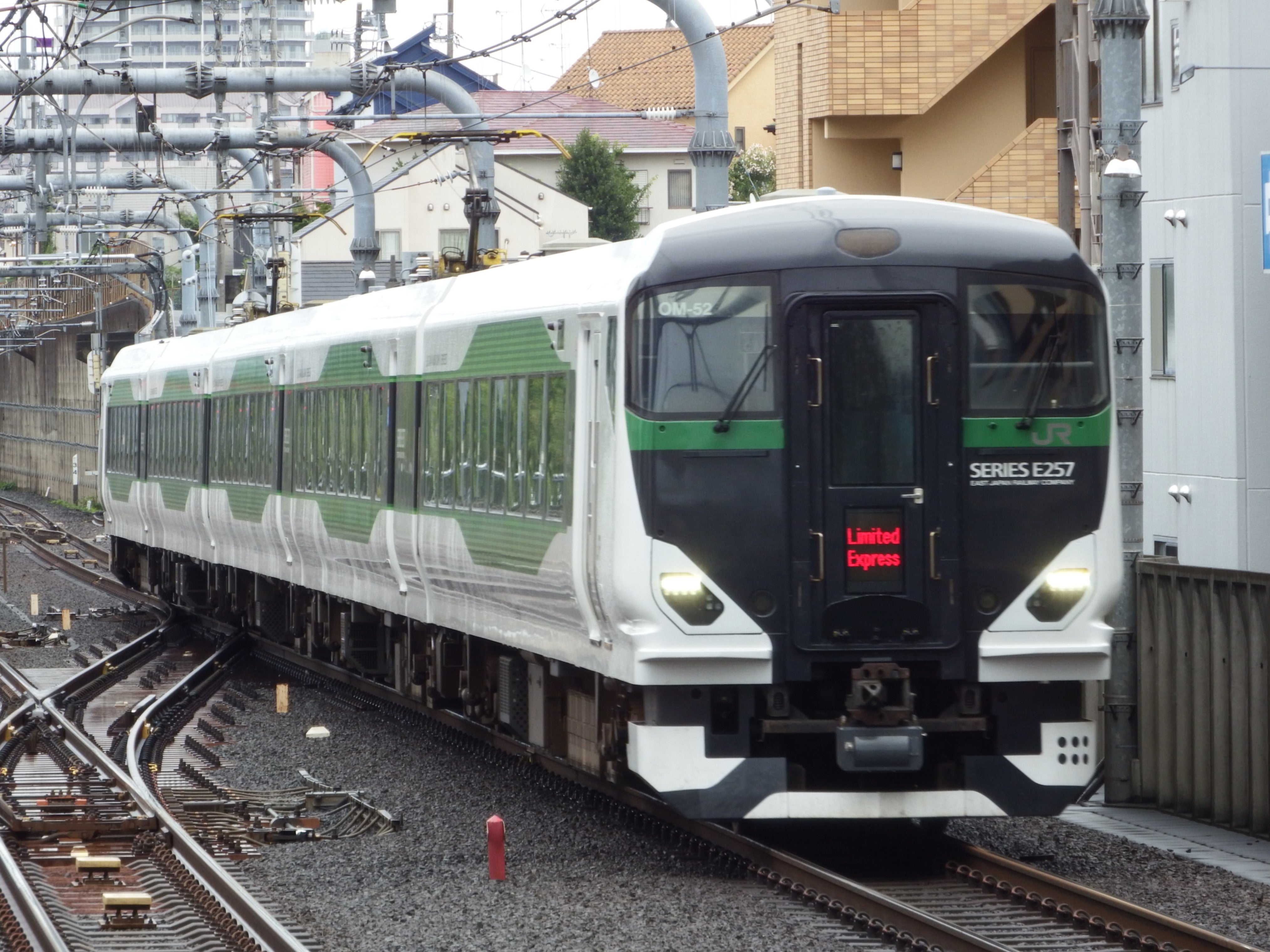 JR西の寝台特急「瑞風」がお披露目 強そうな5本ラインと緑色の車体がかっこいいねとらぼ