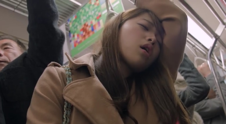 電車内で寝てるサラリーマンの体勢がすごい