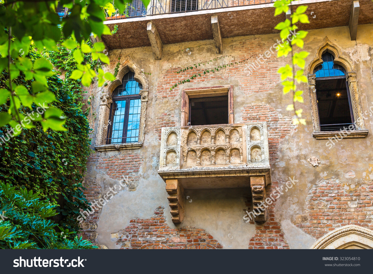 ジュリエットの家。 ちょうど20年前、仕事の合間におじゃま。 右はお馴染みのバルコニーで、場所取りは 大変です。 また、ジュリエット像の右の胸に触ると、幸せな結婚が出来るということで、大勢の