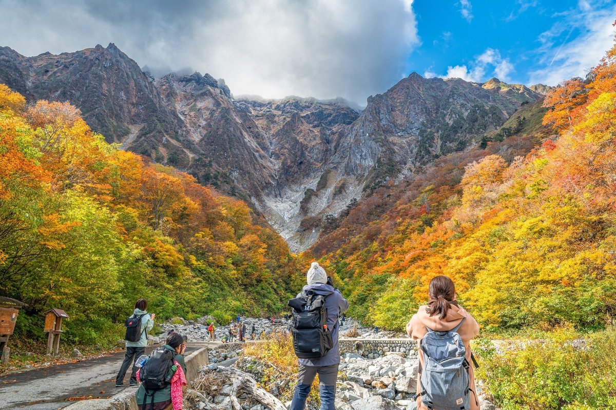 谷川岳 4K 大岩壁と雪渓を望む 一ノ倉沢 絶景ハイキング！群馬県みなかみ町