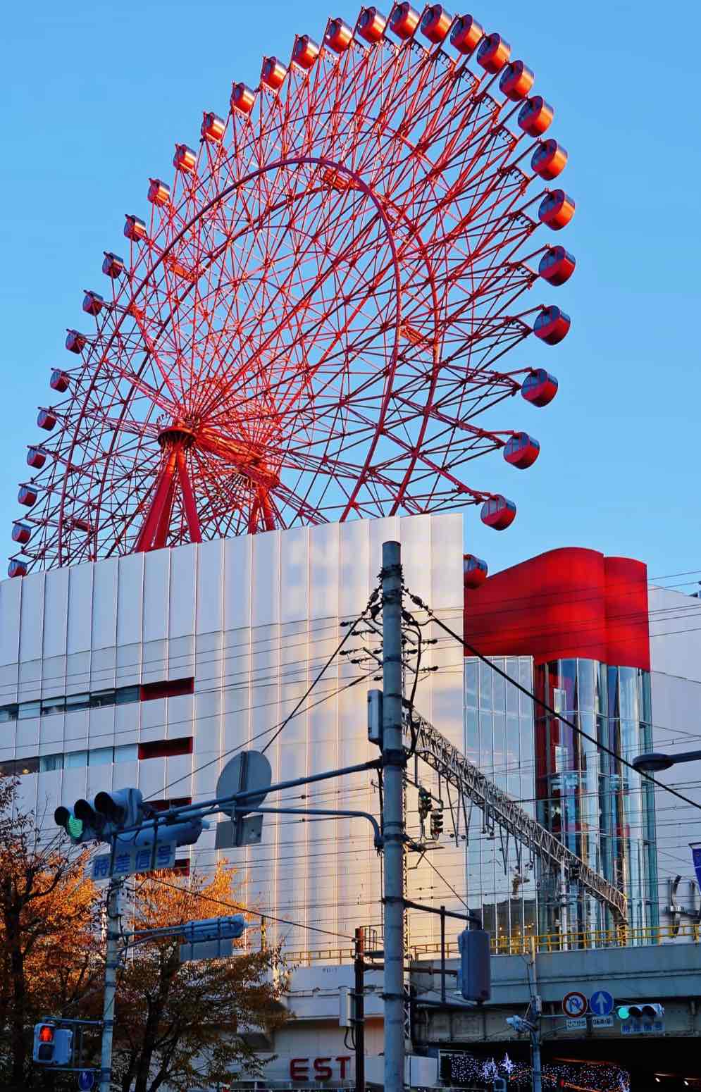 梅田のランドマークHEP FIVEの赤い観覧車。大阪の街を空から一望する人気施設を体験レポート！TOKK トック 大阪京都神戸阪急沿線おでかけ情報メディア