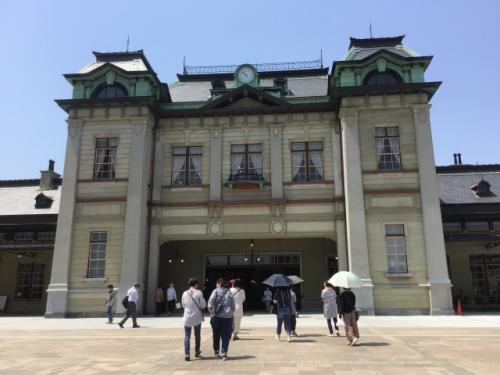 日本大通り駅 歴史的建造物内に佇むおしゃれな隠れ家カフェ「CAFE de la