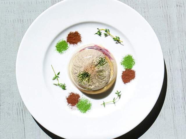 カフェこんにちは、ウサギノネドコ代表の吉村です。 2025年はウサギノネドコ カフェの10周年。「ウサギノネドコカフェ鉱物スイーツの10年」と題しまして、鉱物スイーツの開発秘話をホームページで定期的に上げています。 第一弾は「ラピスラズリのオペラ」。