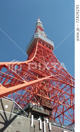 真下から見上げた東京タワー 10898000416 の写真・イラスト素材アマナイメージズ