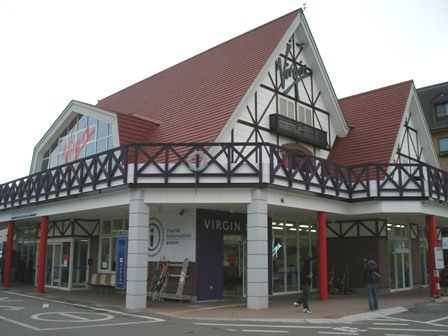 白馬八方山吹食堂八方バスターミナルから、徒歩5分 入口は3箇所 ①広進堂の横にある駐車場入り口から ②与平倶楽部の横にある小道から③あずみ館右手の道から 5