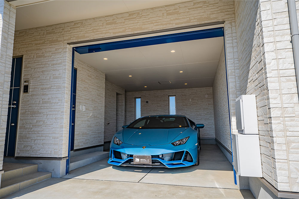 白とグレーの家の前に駐車された黄色いランボルギーニ・アヴェンタドールの写真 – Unsplashの車の無料画像