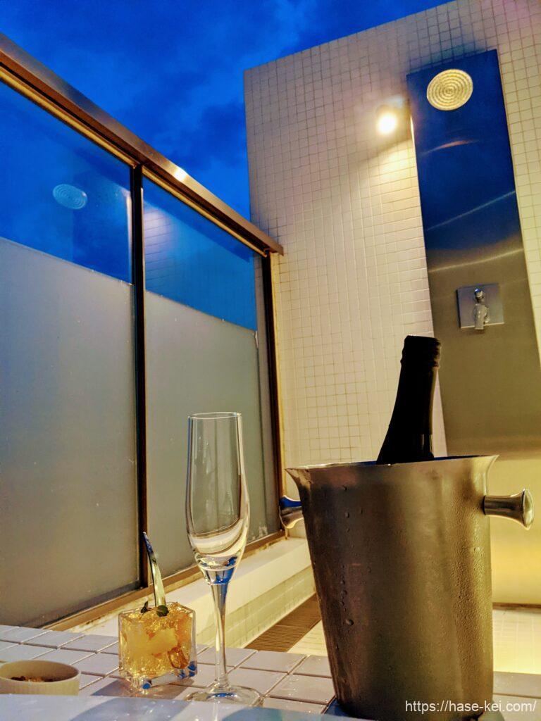 年末年始の営業について SCAPESは年末年始も通常通り営業いたします。森戸の広大な海と空、富士山と江ノ島を臨むロケーションで大切な人と過ごすひととき。 美しいランドスケープと贅沢な葉山の恵みを変わらずご堪能くださいませ。SCAPES THE SUITE