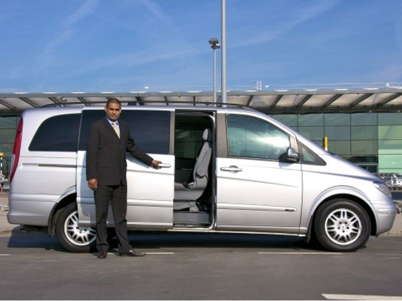 英国ロンドンのガトウィック空港LGWとビクトリア コーチ ステーション間のバス送迎Klook