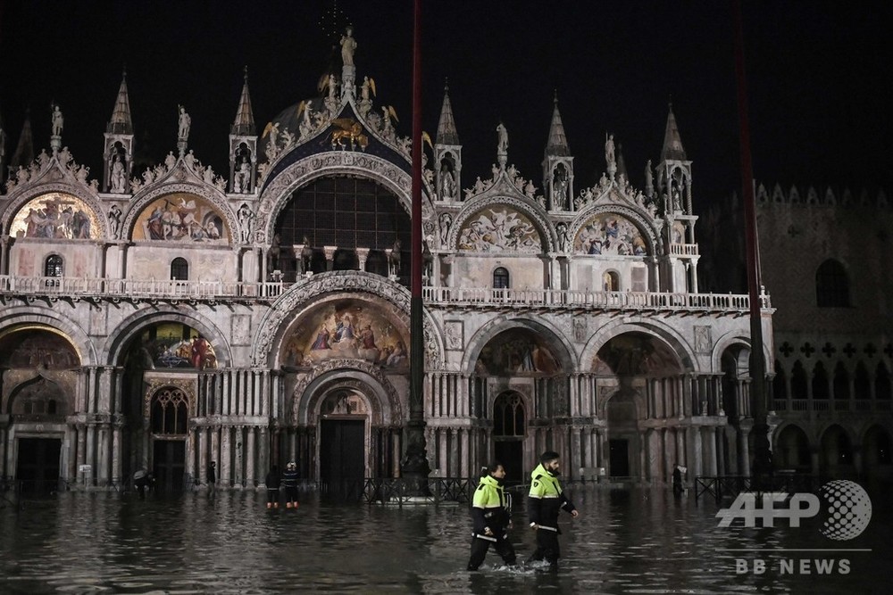 水没の都で泳いじゃう？ 冠水続くサンマルコ広場 写真12枚 ファッション ニュースならMODE