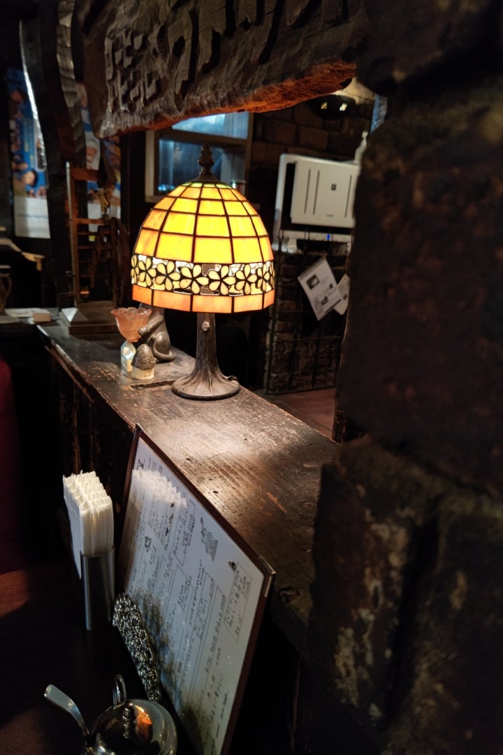 お気に入りの本を開いて、ウインナーコーヒーとともに過ごす時間。神保町「ラドリオ」ことりっぷ