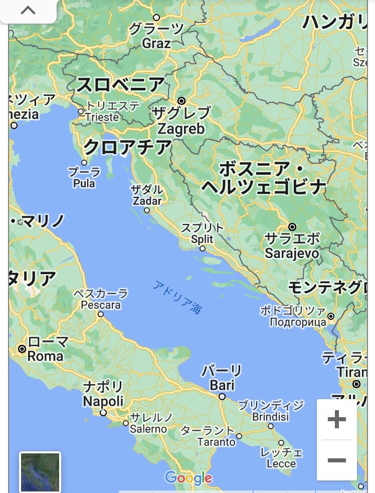 世界地図の上にスロベニアを拡大したスロベニアの国旗と地図を含む世界地図の 3 つのバージョンPremiumベクトル素材