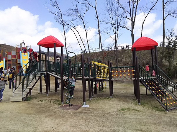 大型遊具がスゴイ公園！彩都なないろ公園 大阪 のダブルフリーフォールは傾斜80度るるぶKids