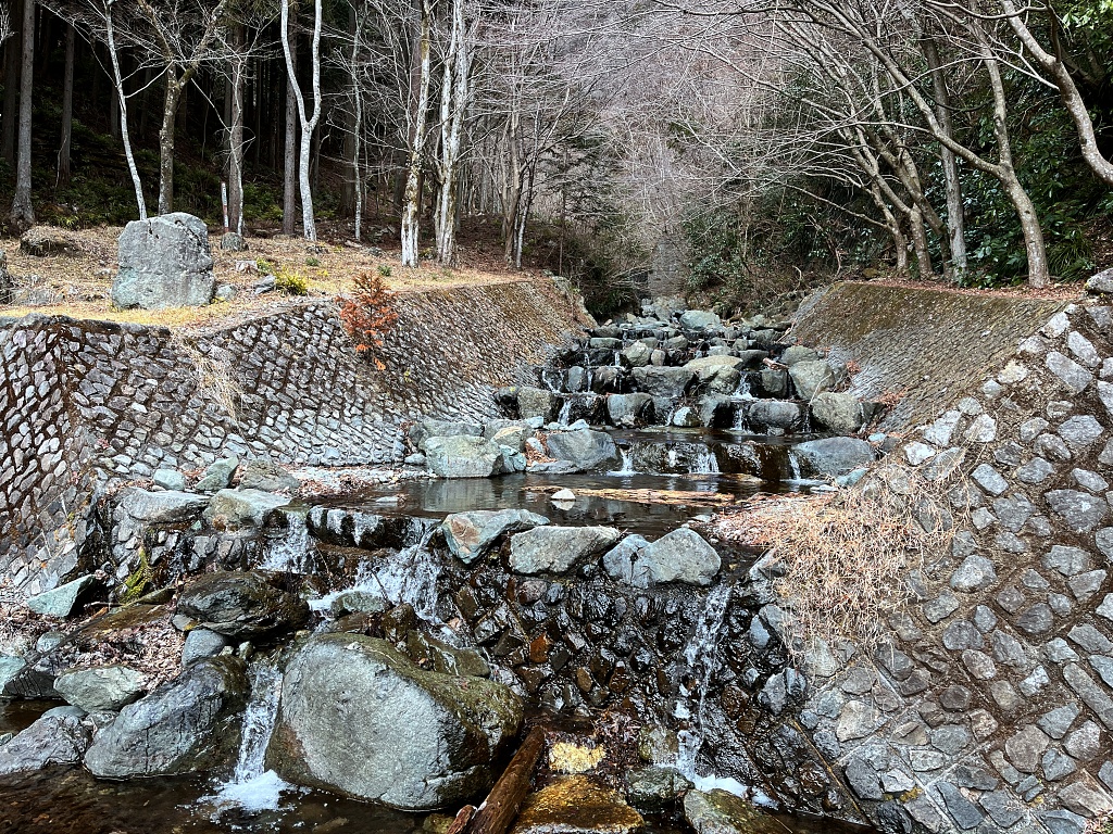 葛葉川を下って歩く その１ 葛葉の泉から葛葉橋 - 散歩の途中