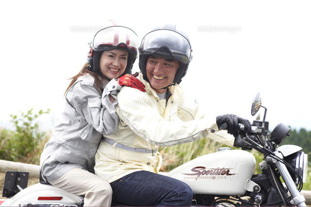 バイクに乗るカップル 28014000355 の写真・イラスト素材アマナイメージズ