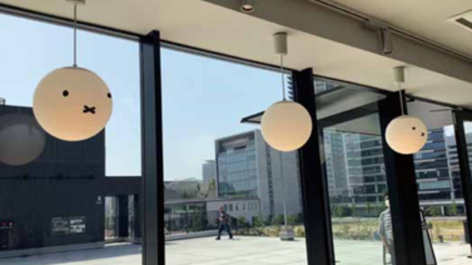 世界水の日、ハーバーランドumieのモザイク大観覧車がブルーライトアップ！IchibanKOBEイチバンコウベ