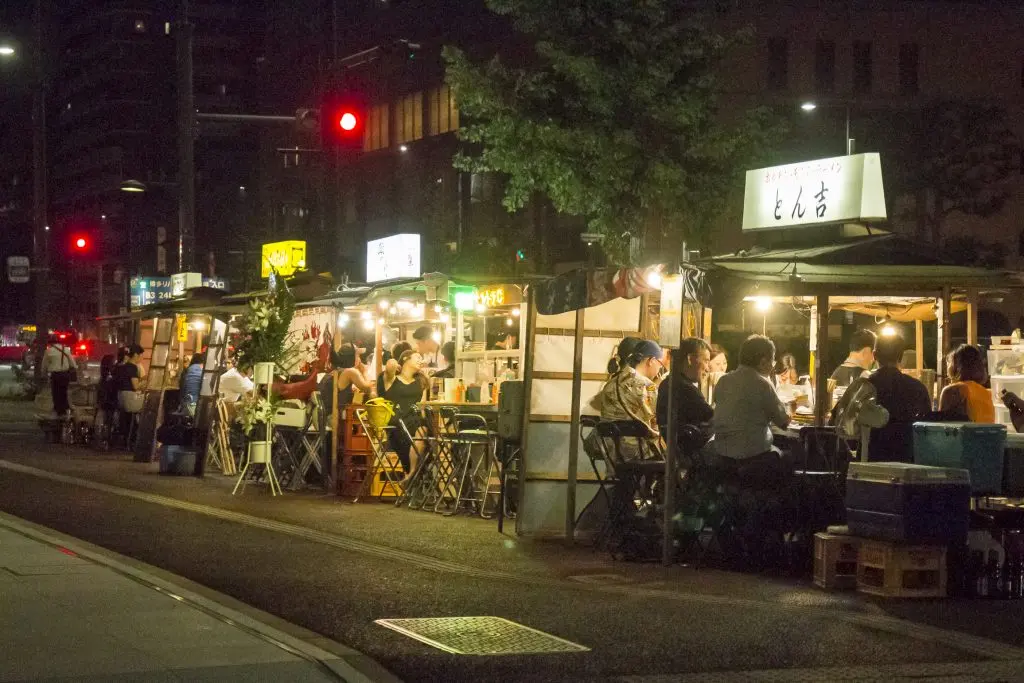 福岡の飲み歩きなら屋台がおすすめ！はしご酒で楽しい夜を旅の特集公式 福岡県の観光 旅行情報サイト「クロスロードふくおか」
