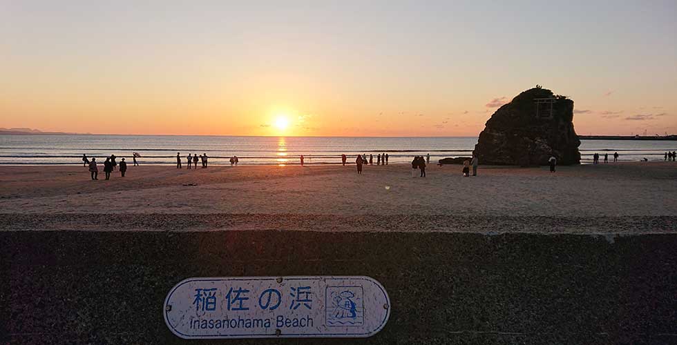 稲佐の浜国譲り神話の舞台！稲佐の浜の夕日と日出をまとめてご紹介