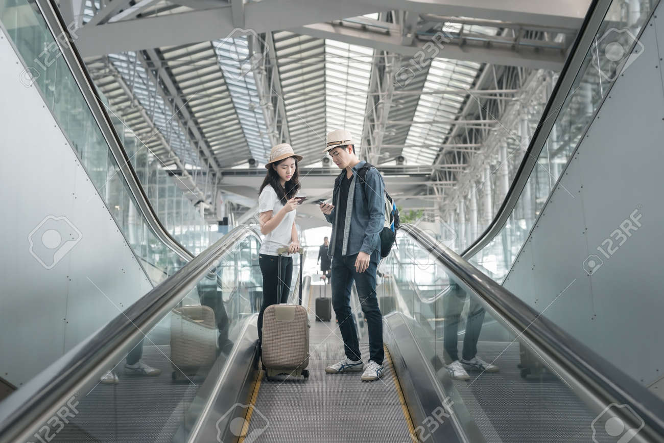 1,160 Couple Escalator Stock