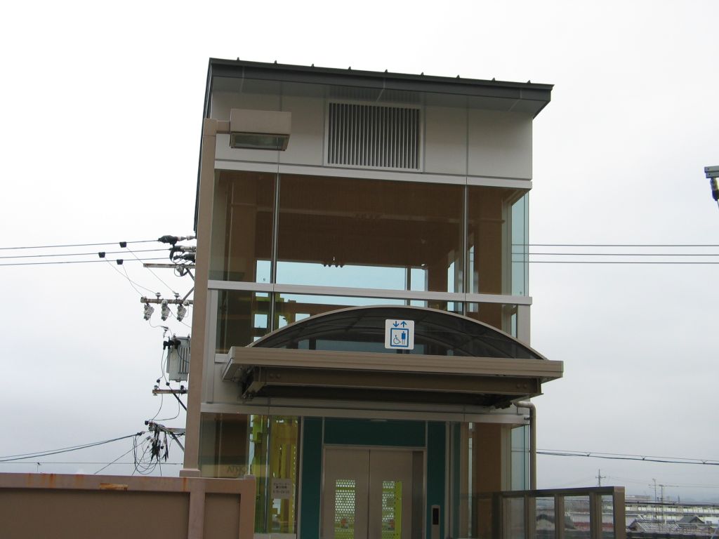 歩道橋にエスカレーターがある、それは都会派の特権 : みちくさ学会