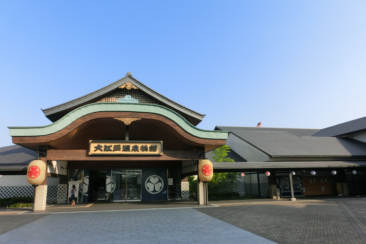 お台場・大江戸温泉物語、足湯に花火のプロジェクションマッピングを投影するイルミネーション開催 - ファッションプレス