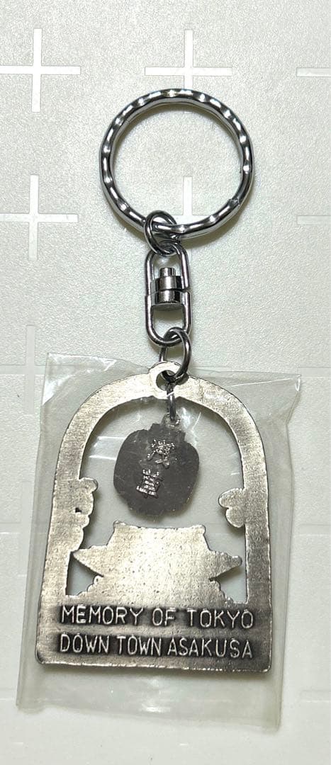 外国映画が映すＴｏｋｙｏ 浅草土産にサムライグッズ浅草の仲見世通りで販売されているお土産。「武士道」のキーホルダー 中央 とマグネット四国新聞社