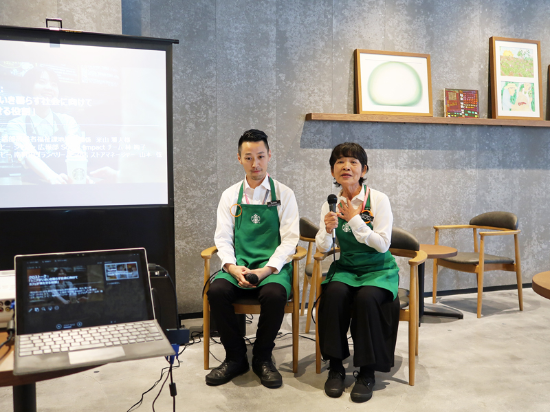 南町田グランベリーパークのスタバで 、期間限定の桃のフラペチーノを飲んでます。毎年、このフラペチーノを飲んでますが、桃とソフトクリームの味がミックスされていて、とてもおいしいです。町田市鶴間3丁目南町田グランベリーパークスタバ桃のフラペチーノ