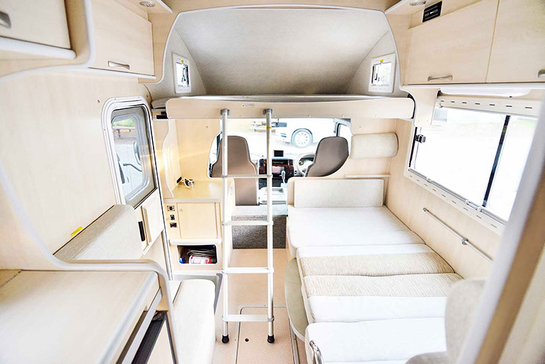 ソロ車中泊向け軽キャンピングカー『GMLVAN S-01』、車内はまるでコテージレスポンス Response.jp