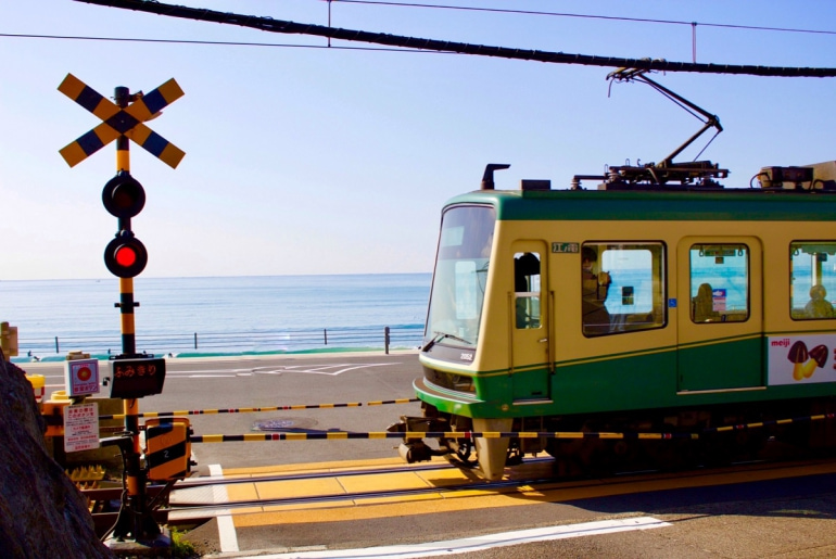 強風で波が高い七里ヶ浜 江ノ電鎌倉高校前駅とあの踏切 - YouTube